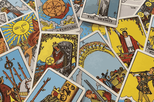 difference between tarot and oracle cards featured